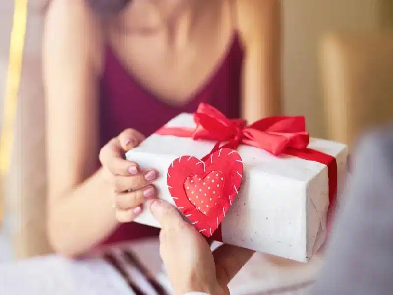 Tặng nước hoa cho bạn trai thể hiện sự thân thiết giữa 2 người Tặng nước hoa cho bạn trai thể hiện sự thân thiết giữa 2 người