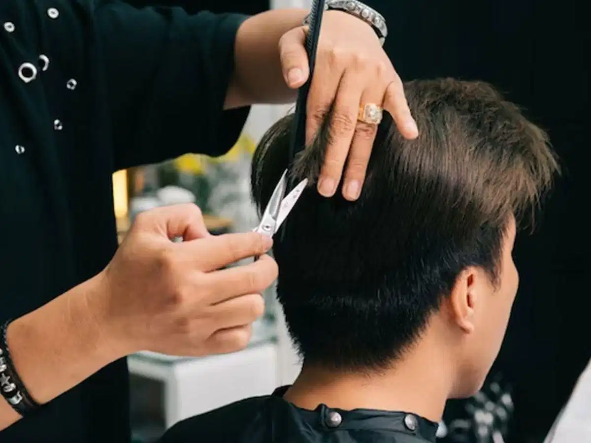 Tạo kiểu tóc layer nam chuẩn salon Sấy tạo phồng định hình các thớ tóc layer tại nhà bằng lược bán nguyệt