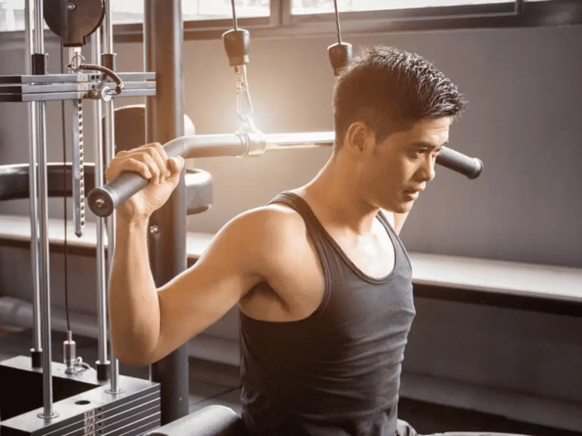 Thực hiện chuẩn xác kỹ thuật đẩy ngực để giảm áp lực lên khoang mỏm cùng vai
