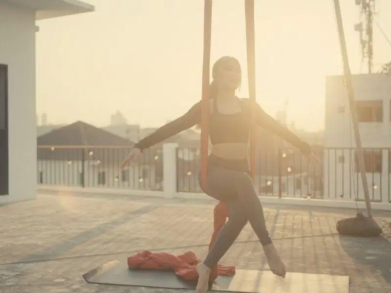 Tập yoga bay giúp định hình lại tư thế và mở rộng khung ngực