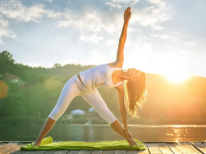 Tập yoga vào buổi sáng Thực hành yoga đón bình minh giúp khởi động ngày mới
