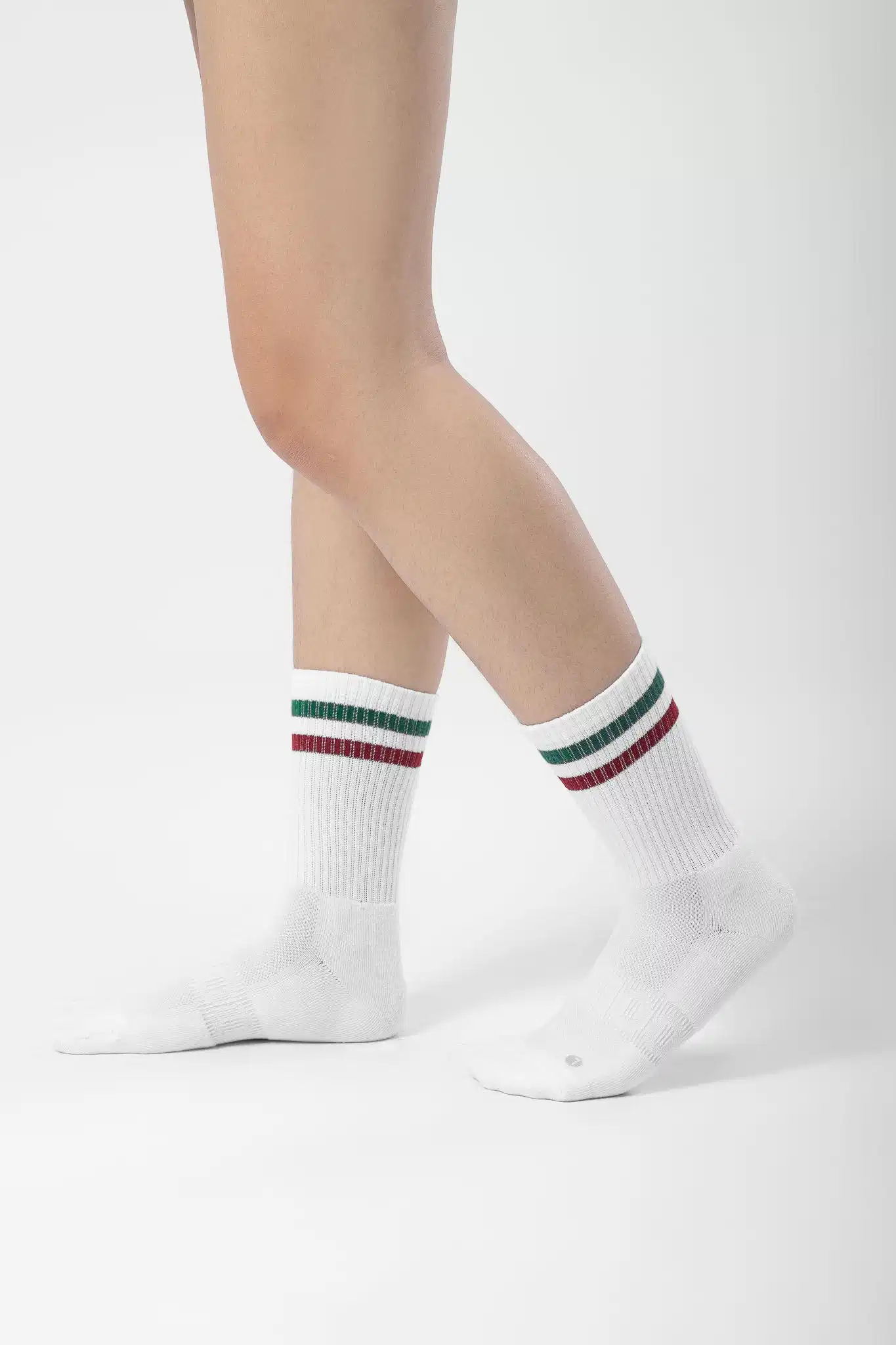 Tất cổ trung phối cùng sneaker và chân váy Phụ kiện tất cổ trung tạo điểm nhấn khi phối chân váy bút chì cùng giày sneaker
