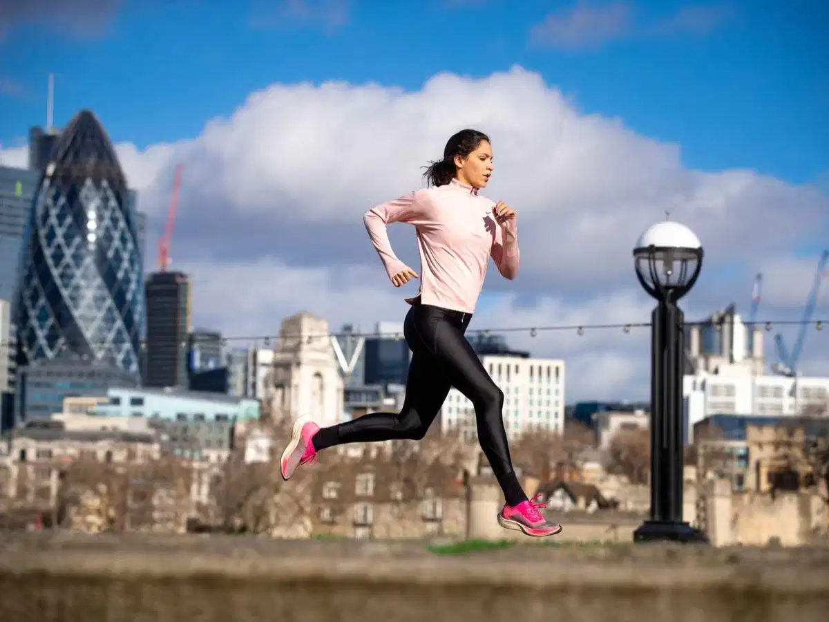 Thời điểm lý tưởng để long run là sáng sớm hoặc chiều mát để tránh mất nước Thời điểm lý tưởng để long run là sáng sớm hoặc chiều mát để tránh mất nước