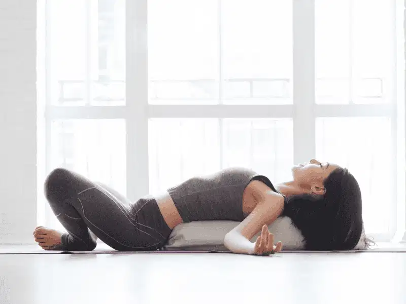 Thư giãn sâu và tái tạo năng lượng cùng Restorative Yoga Thư giãn sâu và tái tạo năng lượng cùng Restorative Yoga
