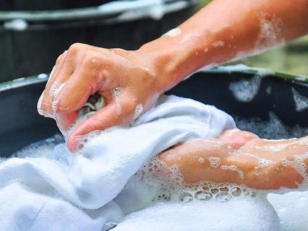 Thường xuyên giặt giũ quần áo để quần áo luôn sạch sẽ, thơm tho
