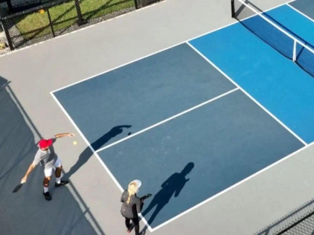 Lỗi chạm bóng sai vị trí pickleball Lỗi tiếp xúc bóng trễ sau thân người làm giảm độ chính xác