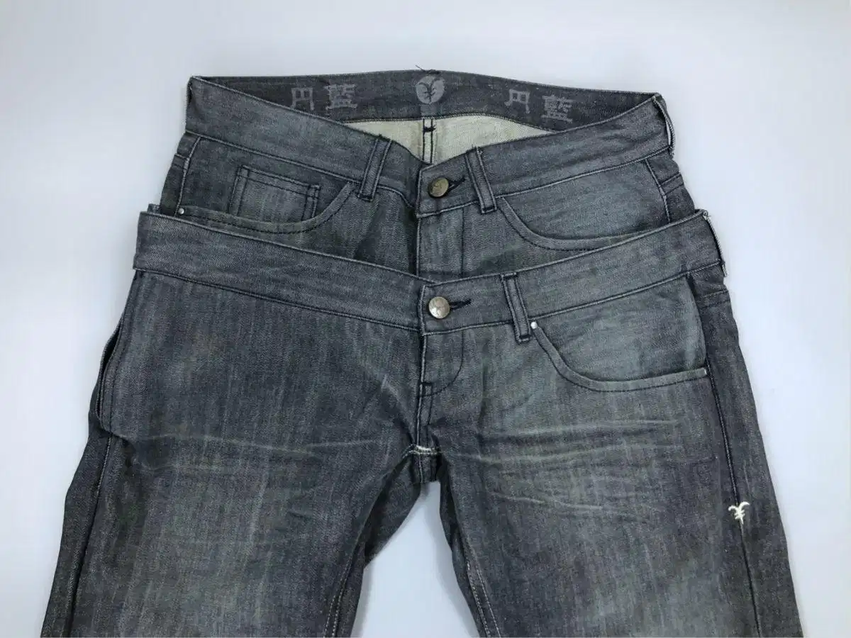 Hiện tượng lem màu của raw denim Hiện tượng lem màu thuốc nhuộm chàm sang các bề mặt sáng màu trong thời gian đầu