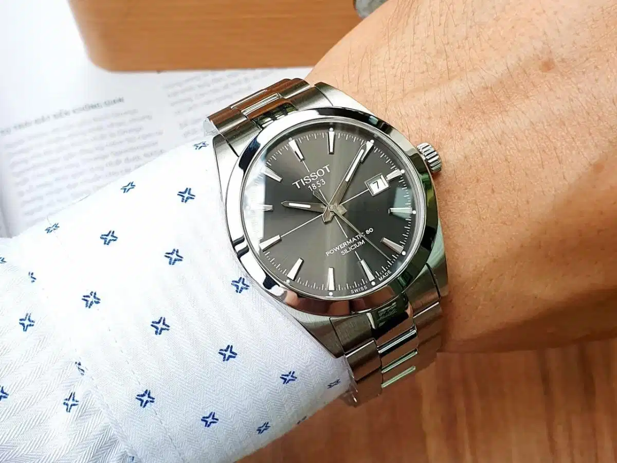 Tissot Gentleman sở hữu thiết kế hiện đại, lịch lãm và dễ kết hợp với mọi trang phục Tissot Gentleman sở hữu thiết kế hiện đại, lịch lãm và dễ kết hợp với mọi trang phục