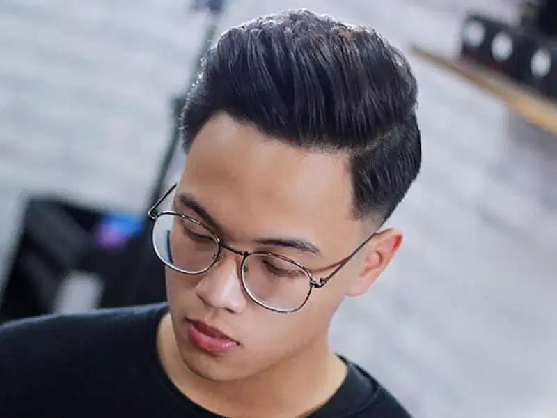 Kiểu tóc side part chải ngược ra sau đầy quyền lực