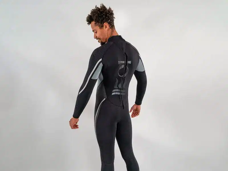 Gia công tỉ mỉ từng chi tiết kỹ thuật Góc nghiêng và bề mặt hoàn thiện của wetsuit Fourth Element