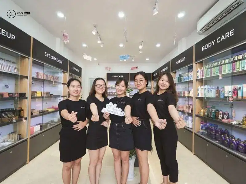 Đồng phục Beauty Mart Áo thun cổ tròn đen đơn giản của Beauty Mart