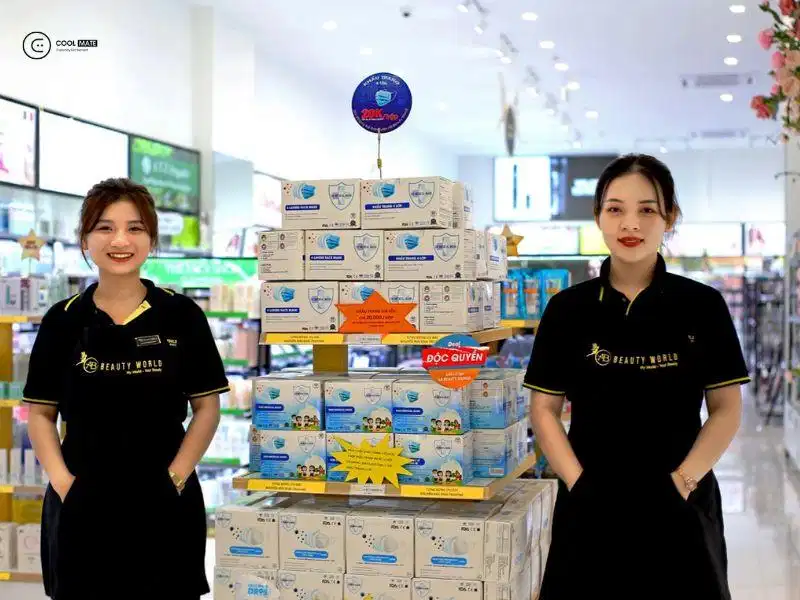 Đồng phục Beauty World Áo polo đen viền chỉ vàng kim của Beauty World