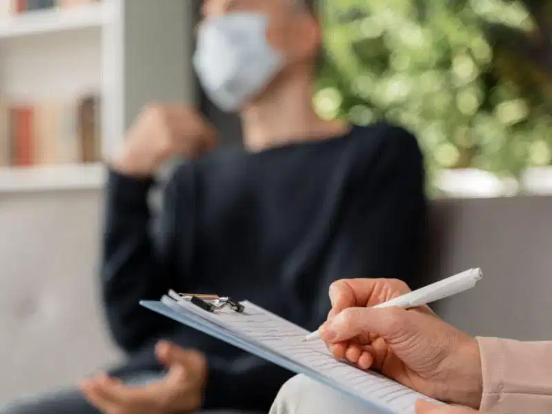 Tham vấn bác sĩ chuyên khoa da liễu khi mụn viêm nặng