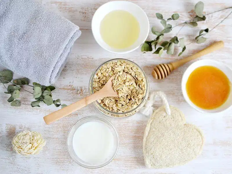 Hỗn hợp yến mạch mật ong cho da lưng kích ứng