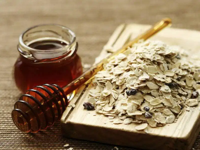 Đắp mặt nạ yến mạch và mật ong cho vùng lưng