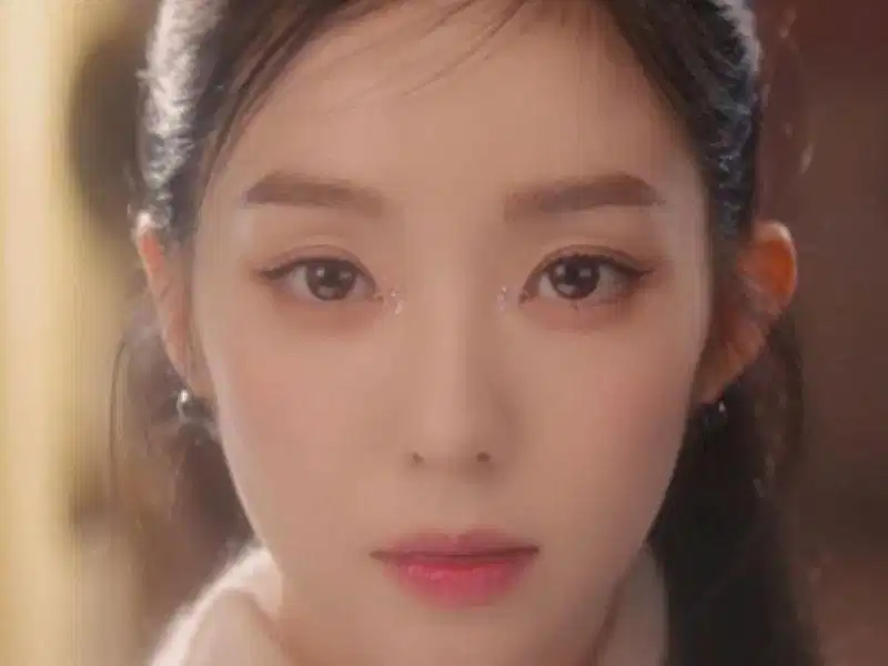 Trang điểm nhẹ nhàng với đường eyeliner lấp lánh