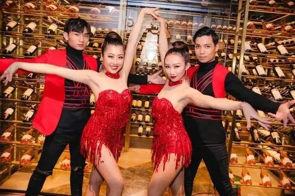 Trang phục khiêu vũ Maru Mẫu váy biểu diễn khiêu vũ phối sắc và đính kết tại xưởng may Maru