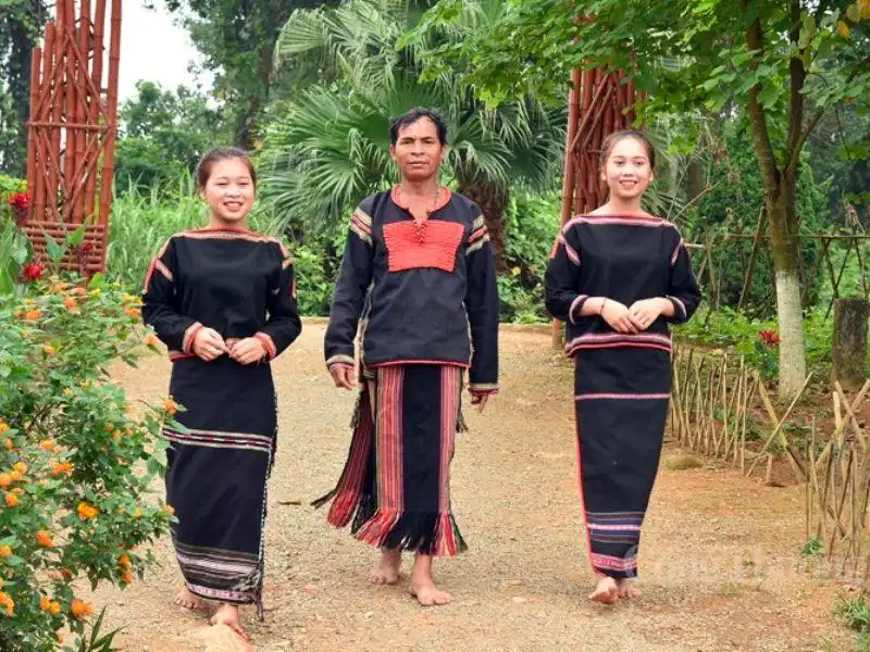 Trang phục truyền thống của người Ê Đê Trang phục truyền thống của người Ê Đê