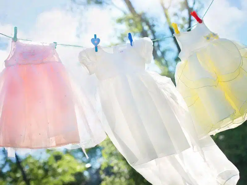 Tránh phơi trang phục cotton lụa dưới nắng gắt