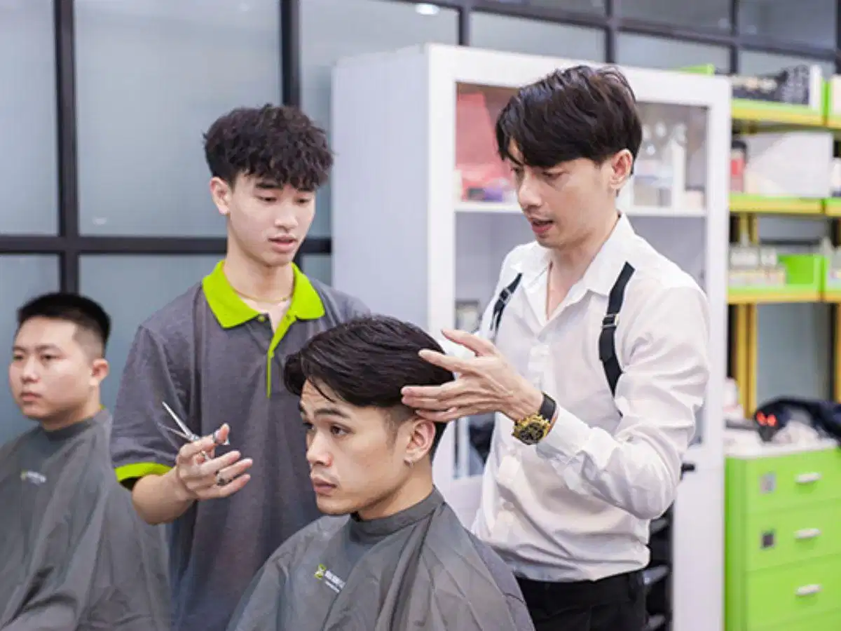 Trao đổi kỹ với thợ để họ hiểu sự lựa chọn của bạn Trao đổi kỹ lưỡng với thợ làm tóc về chất tóc và màu sắc mong muốn trước khi nhuộm