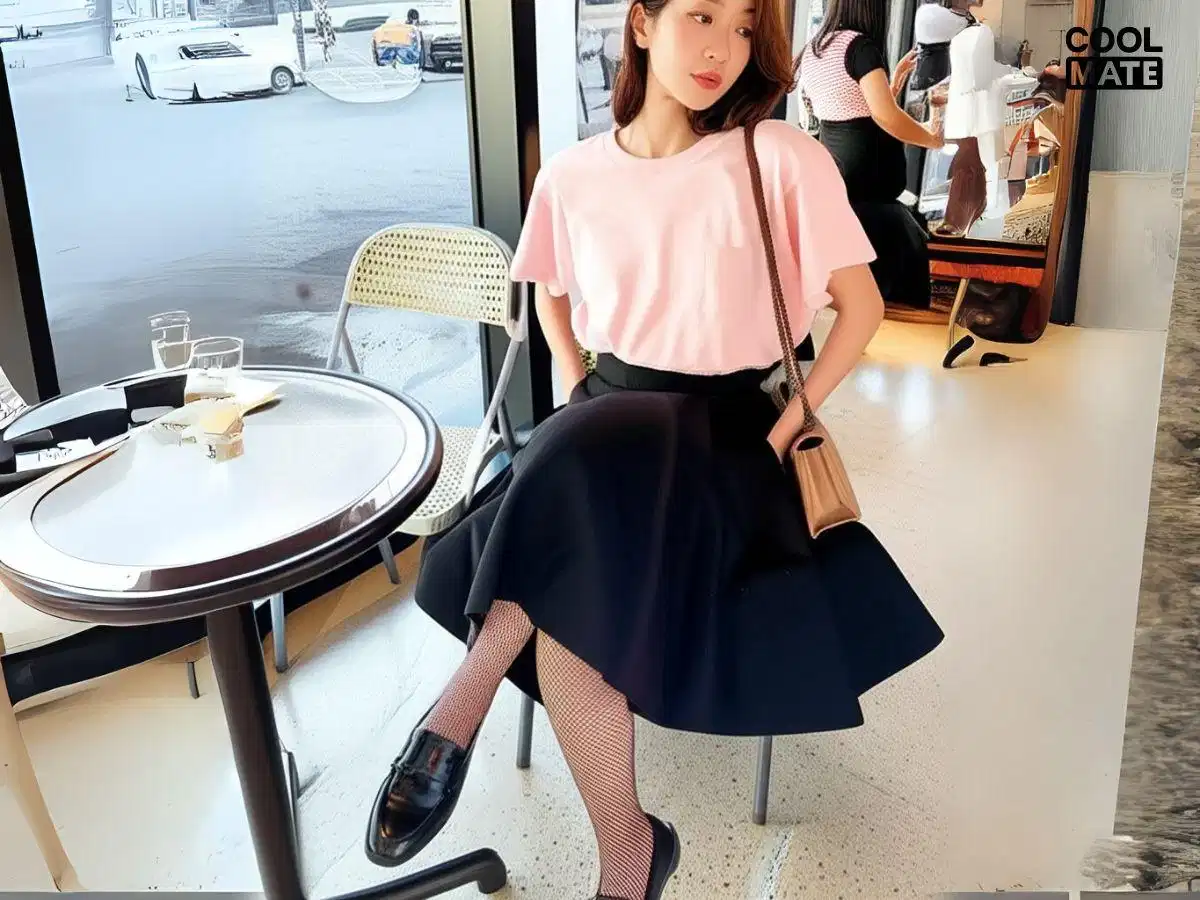 Chân váy chữ A màu đen, áo phông pastel và quần tất lưới