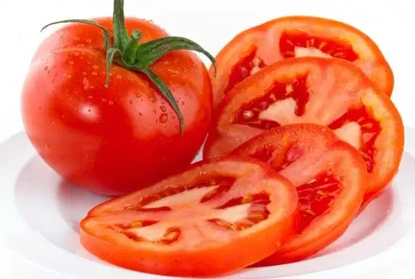 Hỗn hợp nước ép cà chua và nước cốt chanh loãng