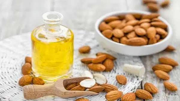 Massage vùng mắt với dầu hạnh nhân nguyên chất