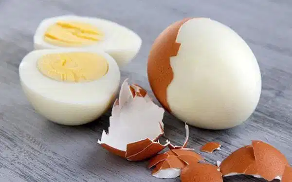Lăn trứng gà luộc còn ấm quanh hốc mắt