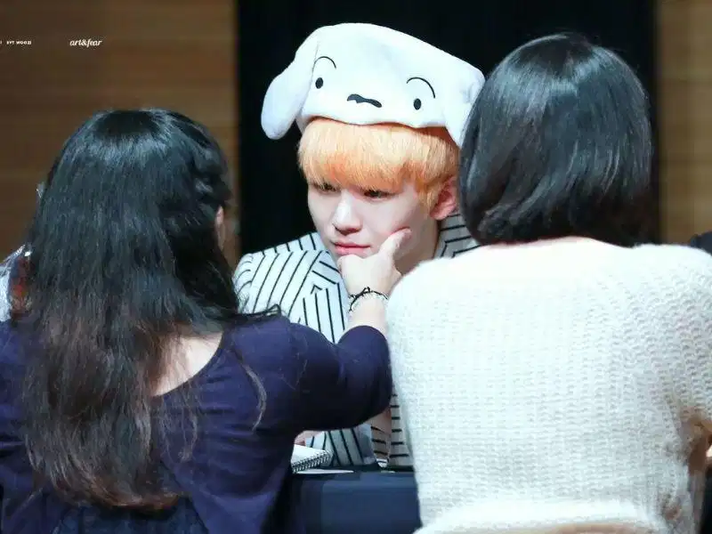 Fan service trong văn hóa thần tượng K-Pop Trong K-Pop fan service là các cử chỉ thân thiện và giao lưu giữa thần tượng với fan