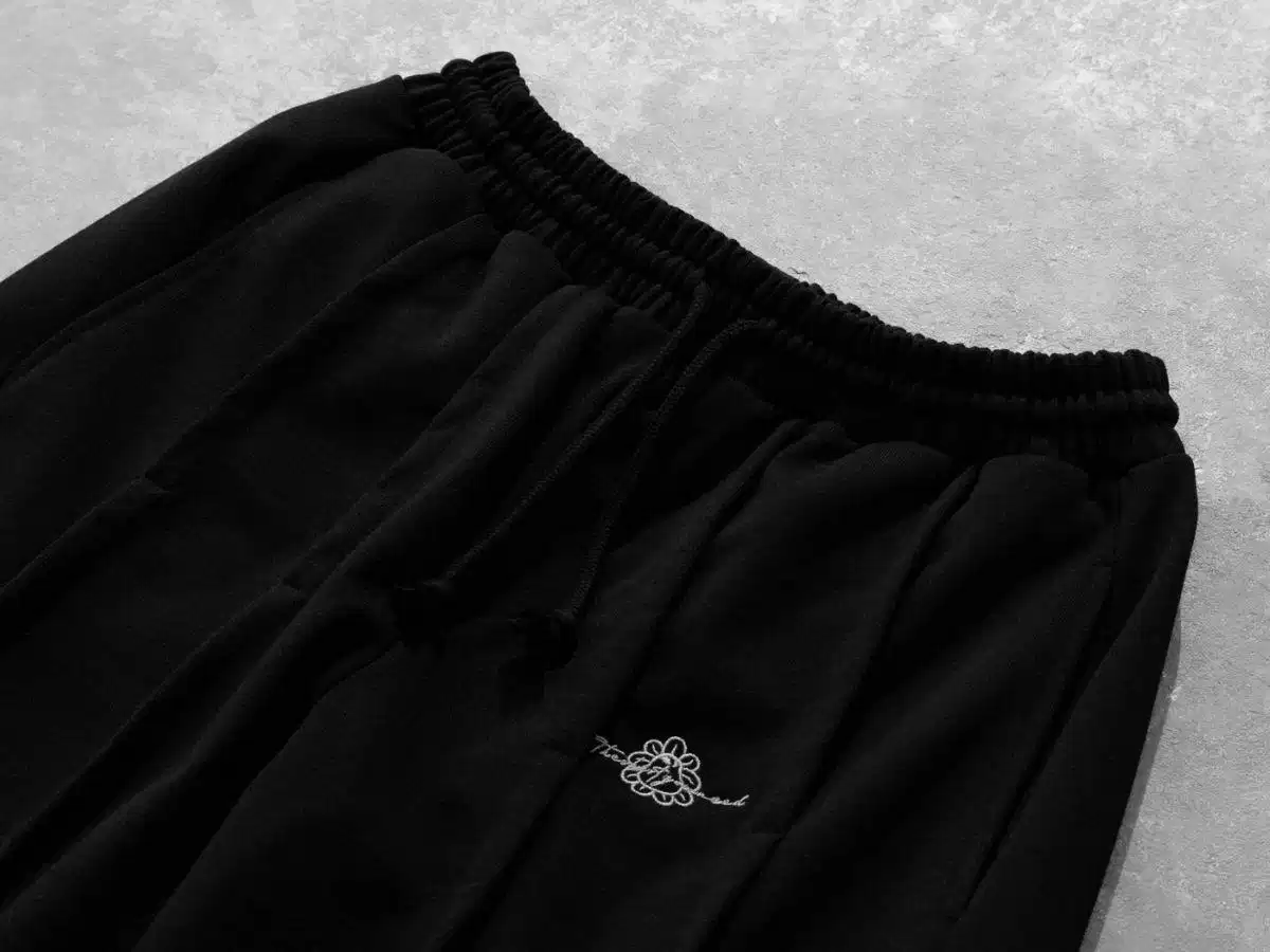 Jogger washed có bề mặt màu loang nhẹ