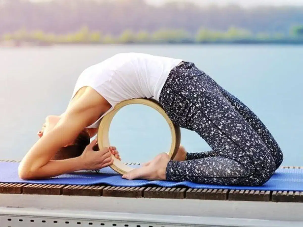Tư thế Chakrasana với Yoga Wheel Tư thế bánh xe với sự trợ lực từ vòng yoga