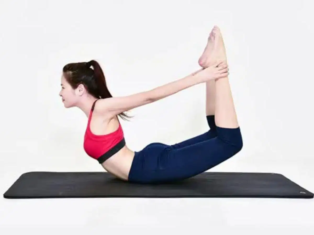 Tư thế cánh cung Dhanurasana kéo giãn toàn bộ thân trước