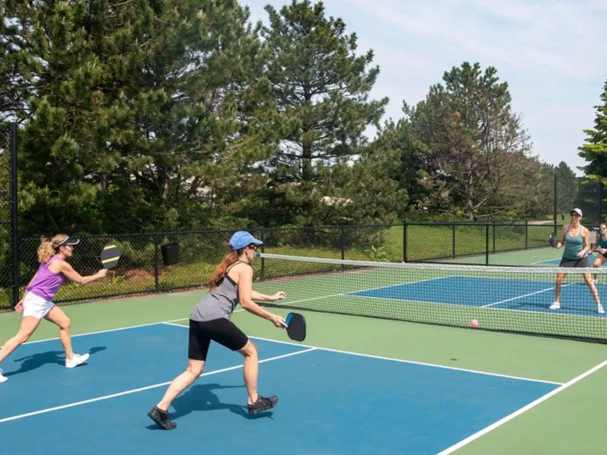 Tư thế đứng chuẩn bị cho cú Drive Tư thế chuẩn bị sẵn sàng trước khi thực hiện cú drive pickleball