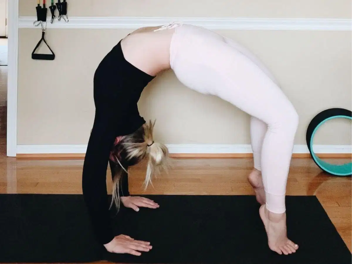 Tư thế Lạc Đà cùng Yoga Wheel Tư thế Lạc đà với sự hỗ trợ của vòng yoga phía sau
