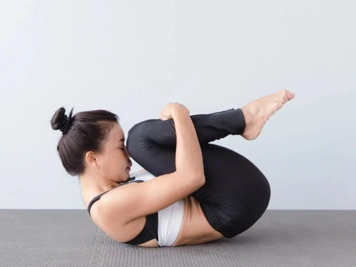 Tư thế ôm gối sát ngực làm dịu hệ thống thần kinh và thư giãn thắt lưng