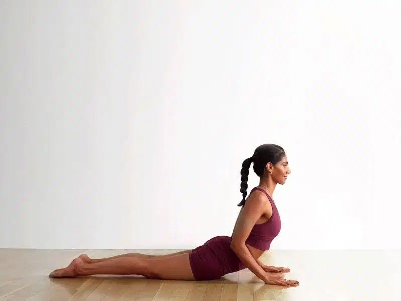 Tư thế Rắn hổ mang Cobra Pose kéo giãn thân trên an toàn