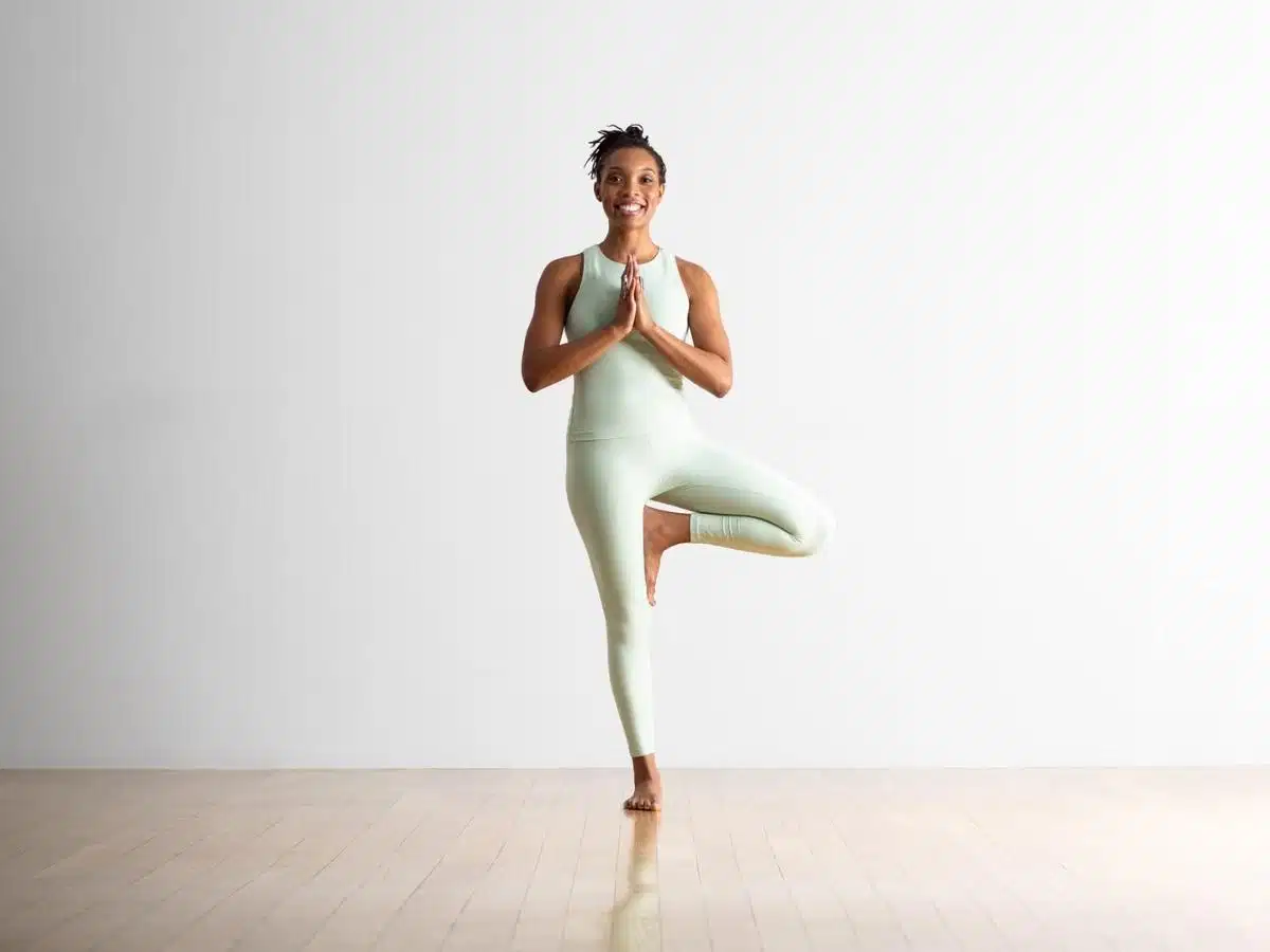 Tư thế Tree Pose giúp cải thiện sự cân bằng và tăng sức mạnh cho cơ chân Tư thế Tree Pose giúp cải thiện sự cân bằng và tăng sức mạnh cho cơ chân
