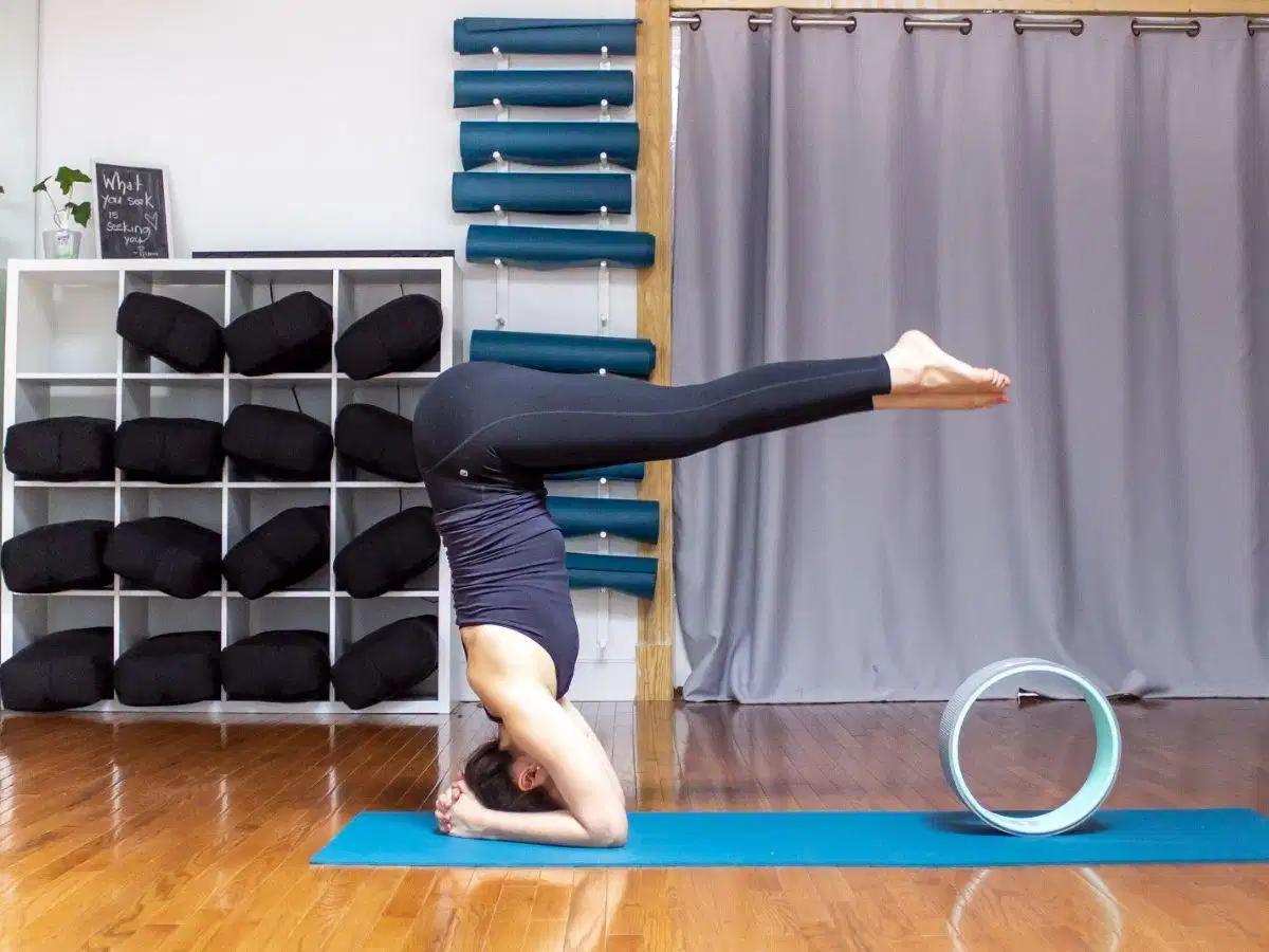 Tư thế Headstand với Yoga Wheel Tư thế trồng chuối đứng bằng đầu có sự cố định của vòng yoga