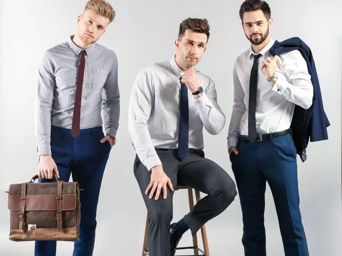 Túi xách nam hoàn thiện cấu trúc trang phục Túi xách nam da bò phối cùng trang phục công sở tạo sự cân bằng thị giác