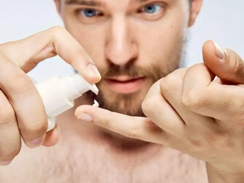 Thoa aftershave dưỡng da sau khi cạo Dưỡng ẩm phục hồi da mặt sau khi hoàn thành cạo râu