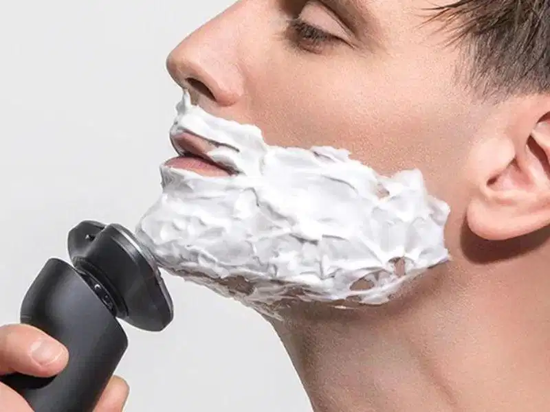 Thời điểm cạo râu thích hợp trong ngày Cạo râu vào buổi sáng giúp duy trì diện mạo chỉn chu suốt ngày dài