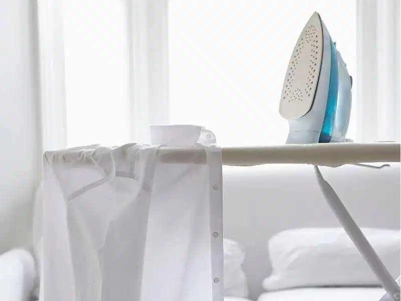 Cách giặt ủi áo sơ mi vải Tencel đúng kỹ thuật Ủi áo sơ mi vải Tencel bằng bàn ủi hơi nước ở nhiệt độ thích hợp