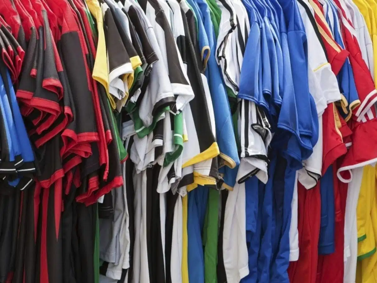 Ứng dụng vải jersey trong đời sống Vải jersey là chất liệu nền tảng cho trang phục hằng ngày