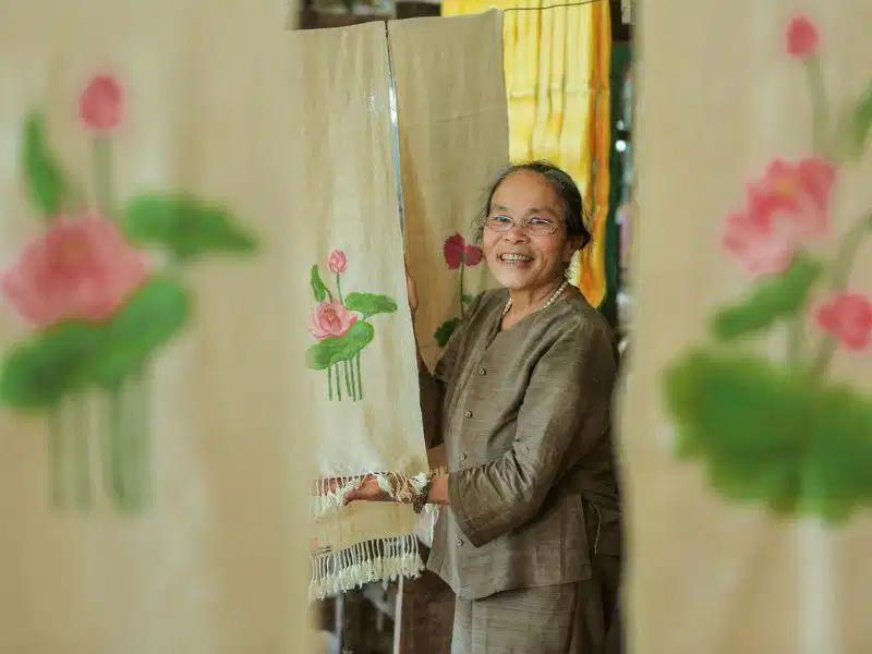 Vải lụa tơ sen có nguồn gốc từ Miến Điện (Myanmar) từ khoảng năm 1900. Vải lụa tơ sen có nguồn gốc từ Miến Điện (Myanmar) từ khoảng năm 1900.