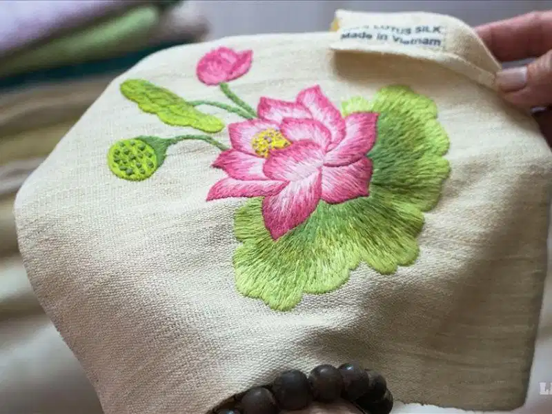 Vải lụa tơ sen rất mỏng và mềm nên giặt nhẹ để tránh sự trầy xước hoặc tránh rách vải. Vải lụa tơ sen rất mỏng và mềm nên giặt nhẹ để tránh sự trầy xước hoặc tránh rách vải.