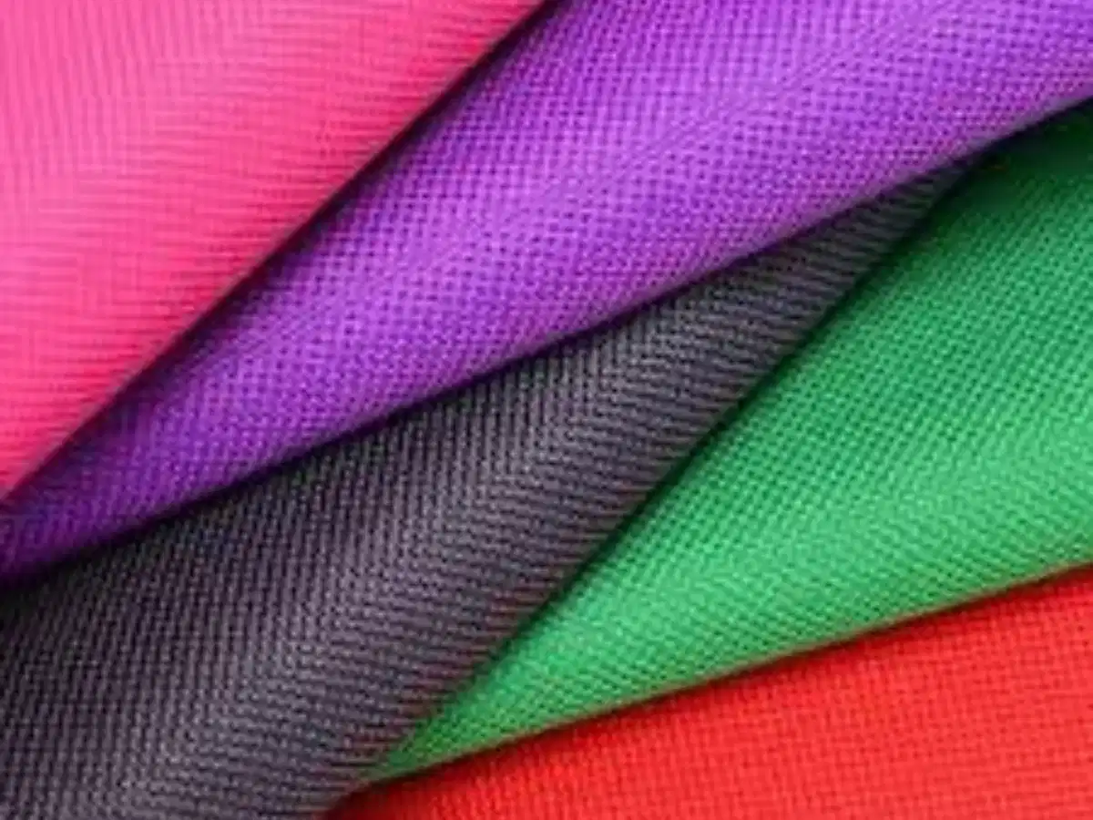 Vải polyester dùng trong thiết kế áo khoác đồng phục