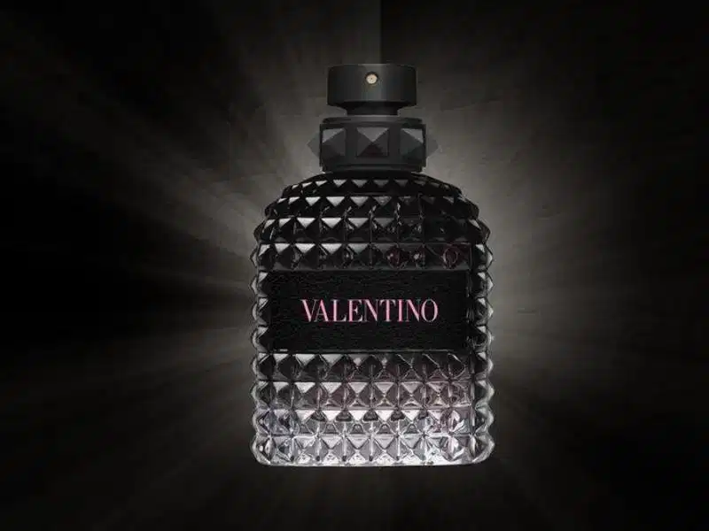 Valentino Uomo Born In Roma - nước hoa nam mạnh mẽ và táo bạo Thân chai Valentino Uomo Born In Roma với họa tiết đinh tán Rockstud trứ danh