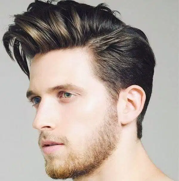 Feathered side swept coiffure Side swept kiểu lông vũ với các lớp tóc tỉa mảnh xếp tầng