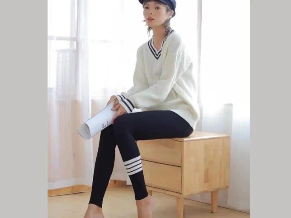 Quần legging phối áo len dệt mỏng hoặc áo nỉ nhẹ Quần legging phối áo len dệt mỏng hoặc áo nỉ nhẹ