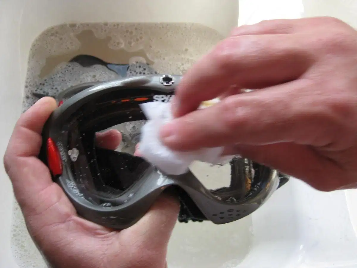 Vệ sinh và xử lý chống mờ cho bề mặt kính lặn trước khi xuống biển